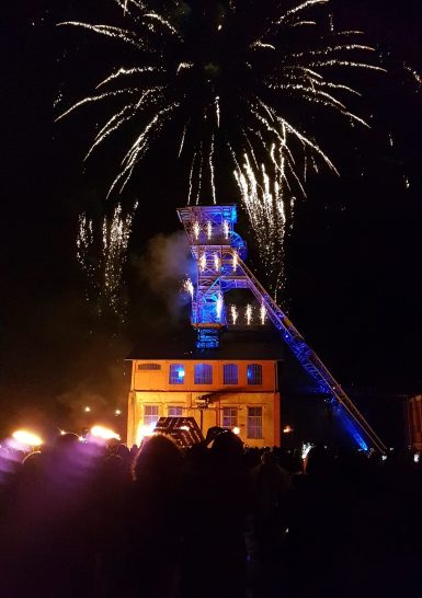 Feu_d_artifice_Sainte-_Barbe-Saint-Etienne_Tourisme___Congres___Marie-Line_Romeyer-85998-rotated-385x546